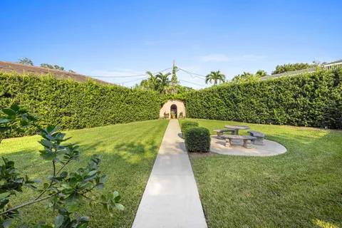 a view of a backyard