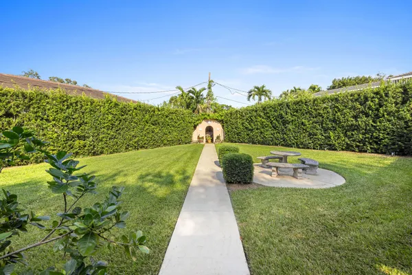 a view of a backyard