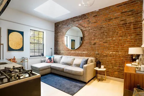 $4,550 | 459 West 43rd Street, Unit 2R | Hell's Kitchen