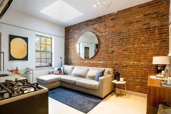 $4,550 | 459 West 43rd Street, Unit 2R | Hell's Kitchen