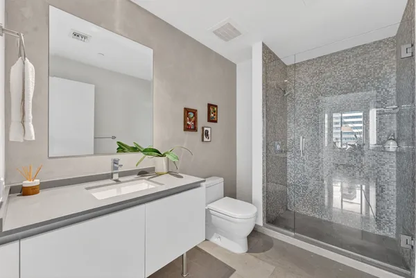$1,300,000 | 88 Southwest 7th Street, Unit 1012, Miami, FL 33130