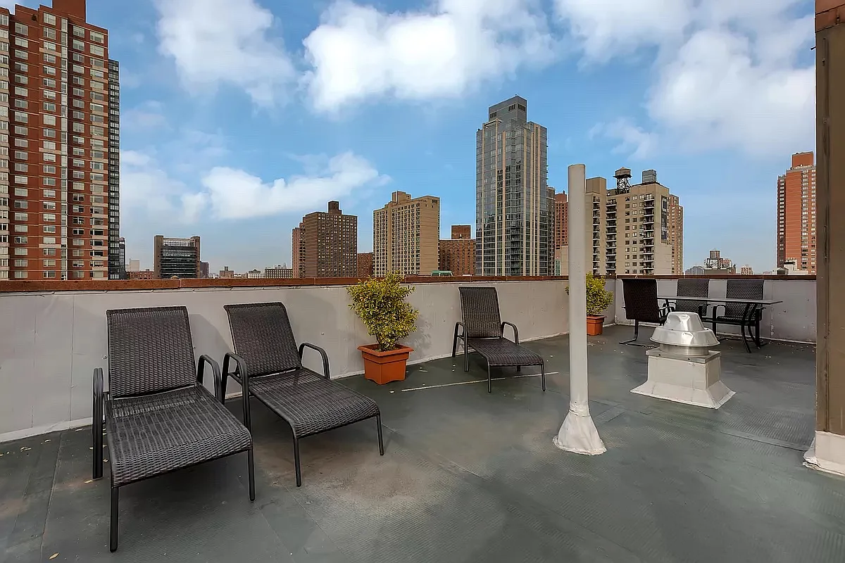 300 East 90th Street, Unit 6D Manhattan, NY 10128 - Photo 6 of 7 a view of a terrace with sitting area