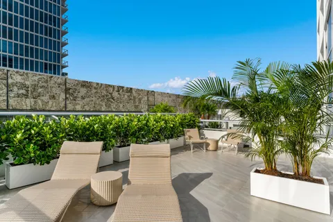$600,000 | 6801 Collins Avenue, Unit DOOR 606, Miami Beach, FL 33141