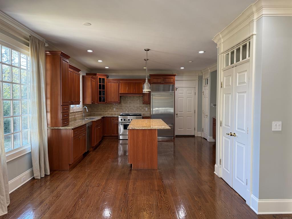 59 Crescent Road Westport, CT 06880 - Photo 6 of 23