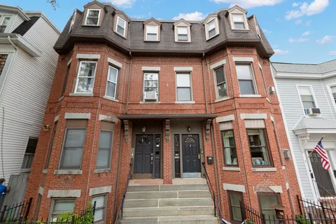 $899,000 | 554 East 5th Street, Unit 1, South Boston, MA 02127