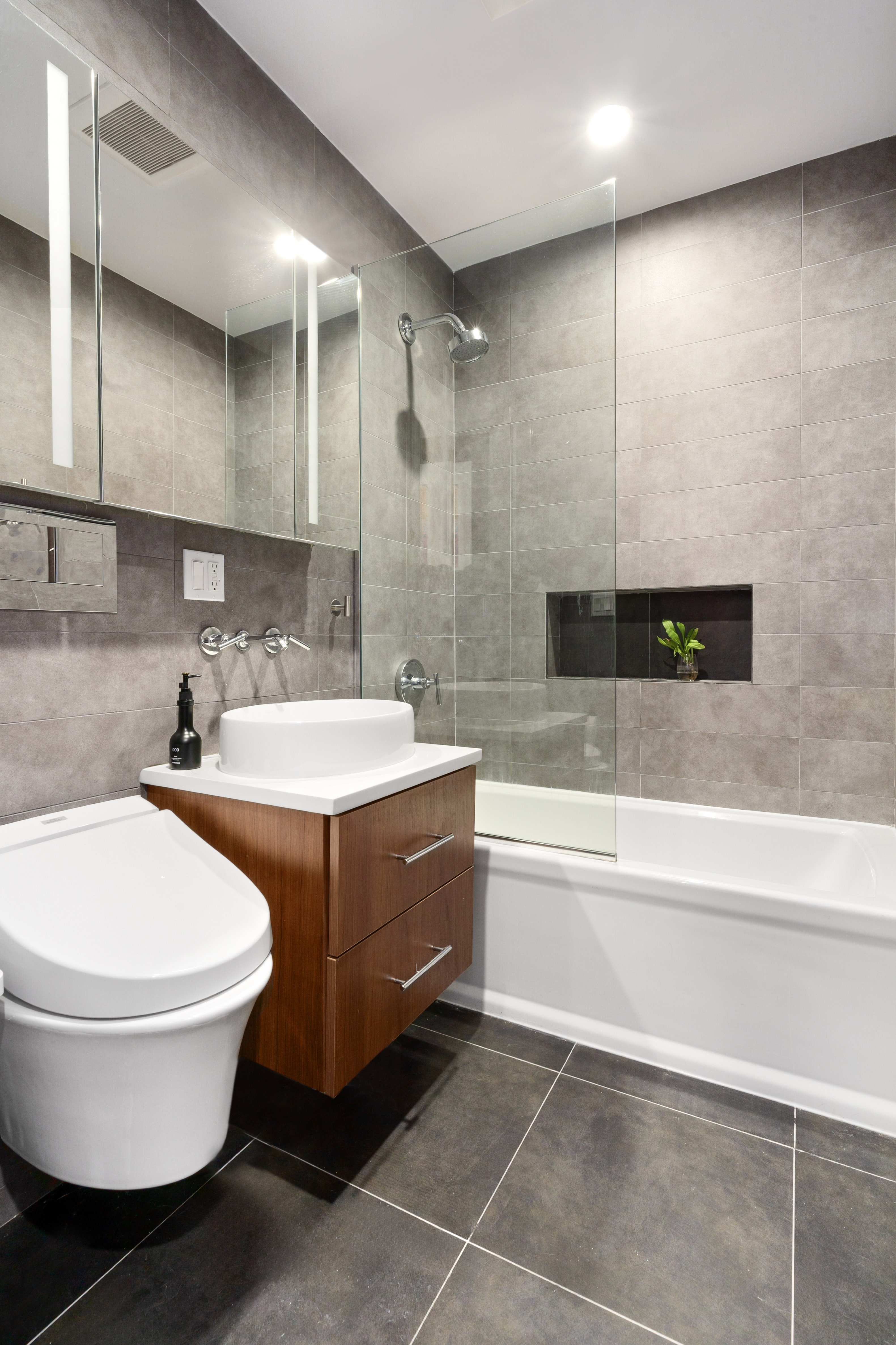 261 Union Avenue, Unit 4 Brooklyn, NY 11211 - Photo 10 of 13 a bathroom with a sink and a bathtub