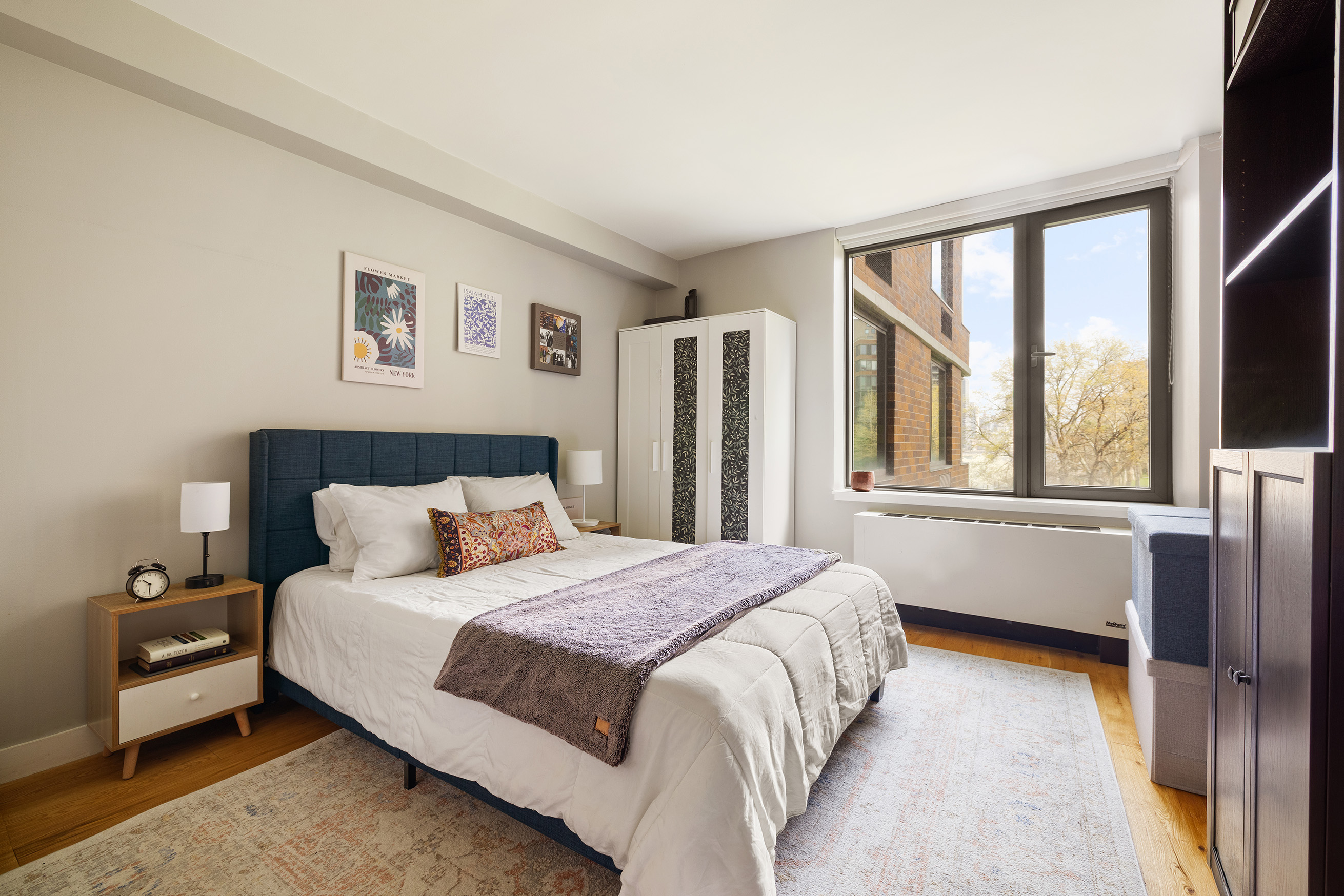 455 Main Street, Unit 4GH Manhattan, NY 10044 - Photo 4 of 9 a bedroom with a bed and a large window