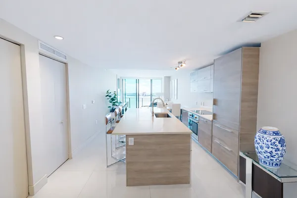 $889,000 | 650 Northeast 32nd Street, Unit 2005, Miami, FL 33137
