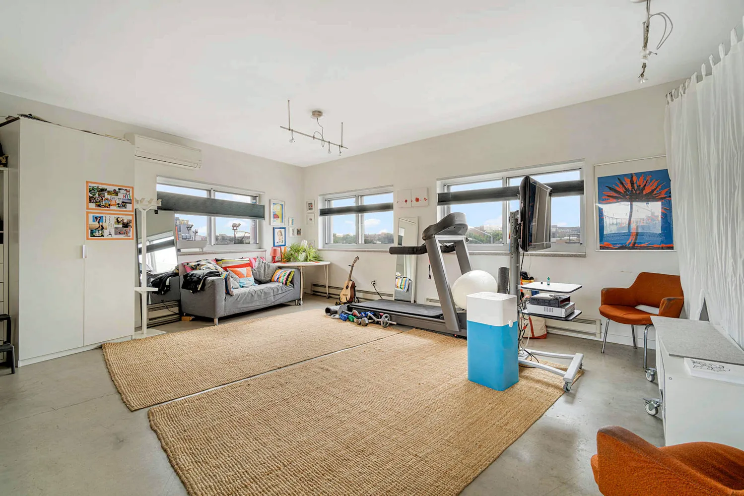 a view of a livingroom with lounge chair