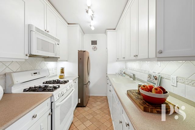 $645,000 | 345 East 69th Street, Unit 5G | Upper East Side