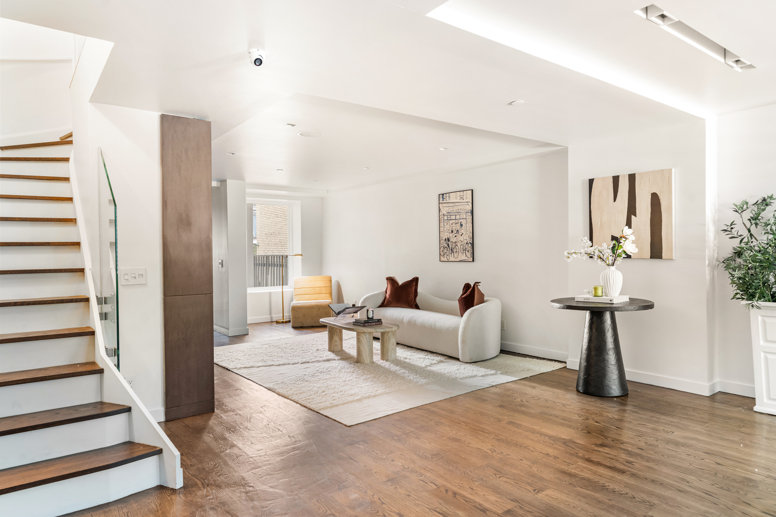 135 East 38th Street Manhattan, NY 10016 - Photo 13 of 32 a living room with furniture and wooden floor