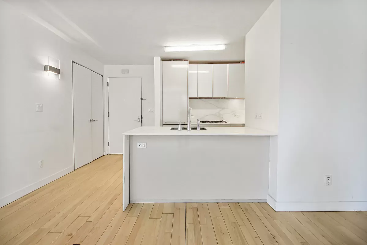 $955,000 | 322 West 57th Street, Unit 38Q | Hell's Kitchen