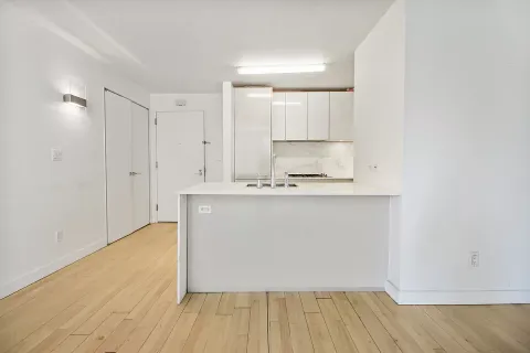 $955,000 | 322 West 57th Street, Unit 38Q | Hell's Kitchen