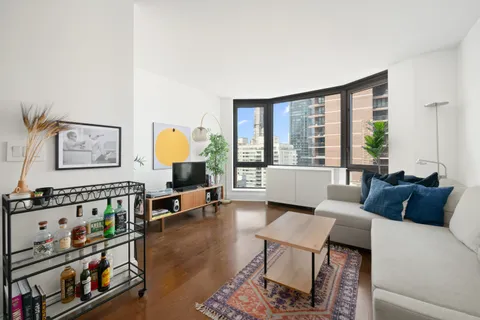 $999,000 | 300 East 64th Street, Unit 21B | Lenox Hill