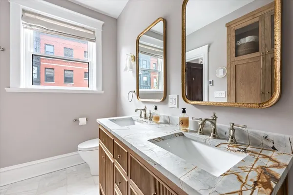 $1,200,000 | 457 West Fullerton Parkway, Unit 2W, Chicago, IL 60614