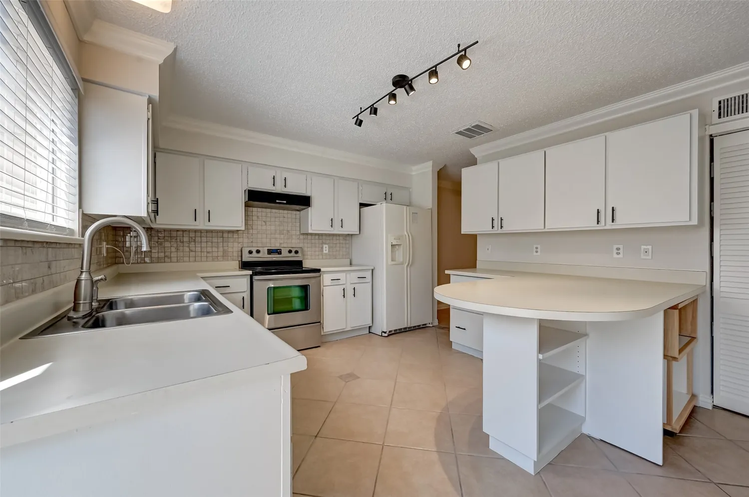 $210,000 | 11608 Village Pl Drive, Unit 334, Houston, TX 77077