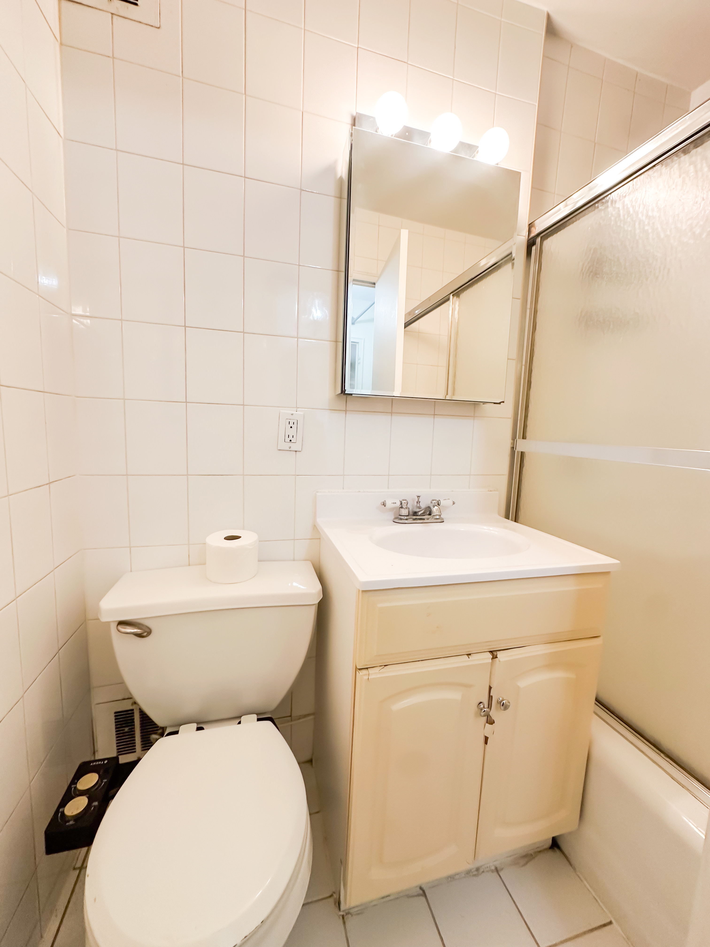 301 East 22nd Street, Unit 2H Manhattan, NY 10010 - Photo 13 of 16 a utility room with dryer and washer