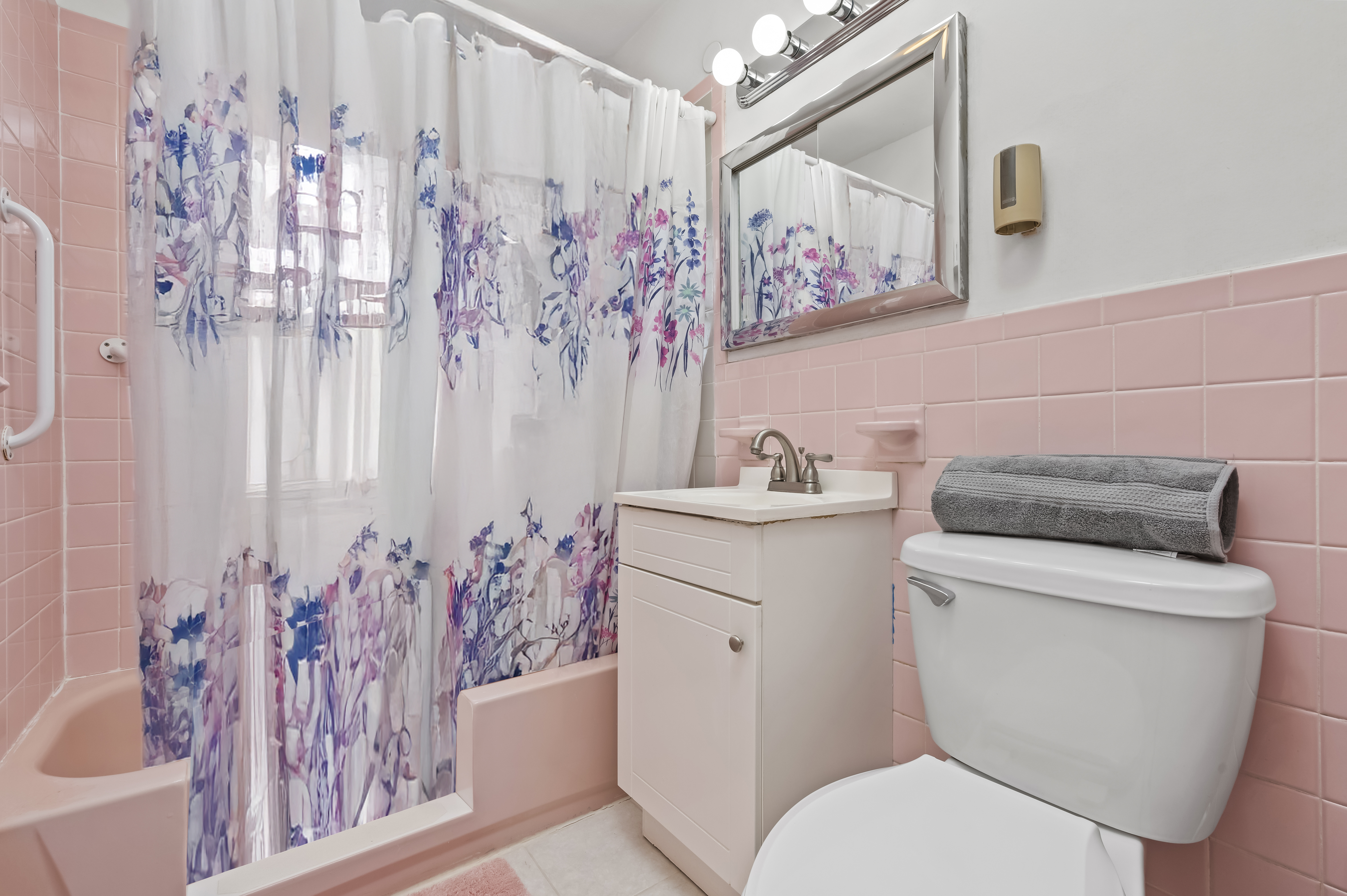 15 Area Place Staten Island, NY 10314 - Photo 12 of 27 a bathroom with a toilet sink and tub