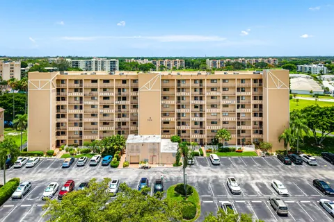 $215,000 | 7076 Huntington Lane, Unit 502, Delray Beach, FL 33446