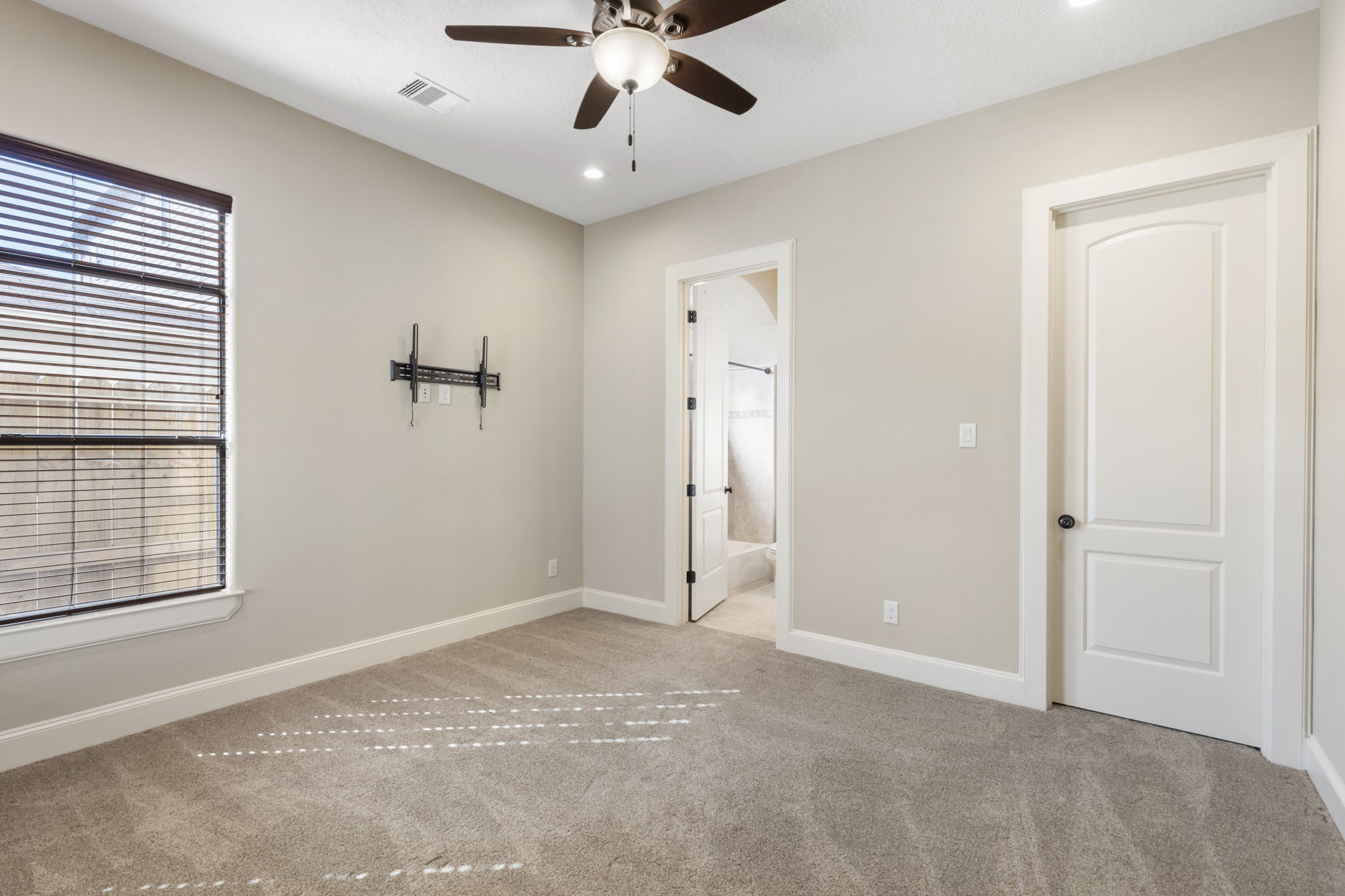 5407 Feagan Street Houston, TX 77007 - Photo 27 of 43 a view of an empty room with a window