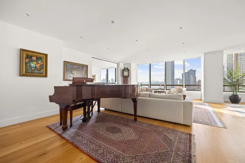 $1,550,000 | 860 United Nations Plaza, Unit 16G | Midtown East