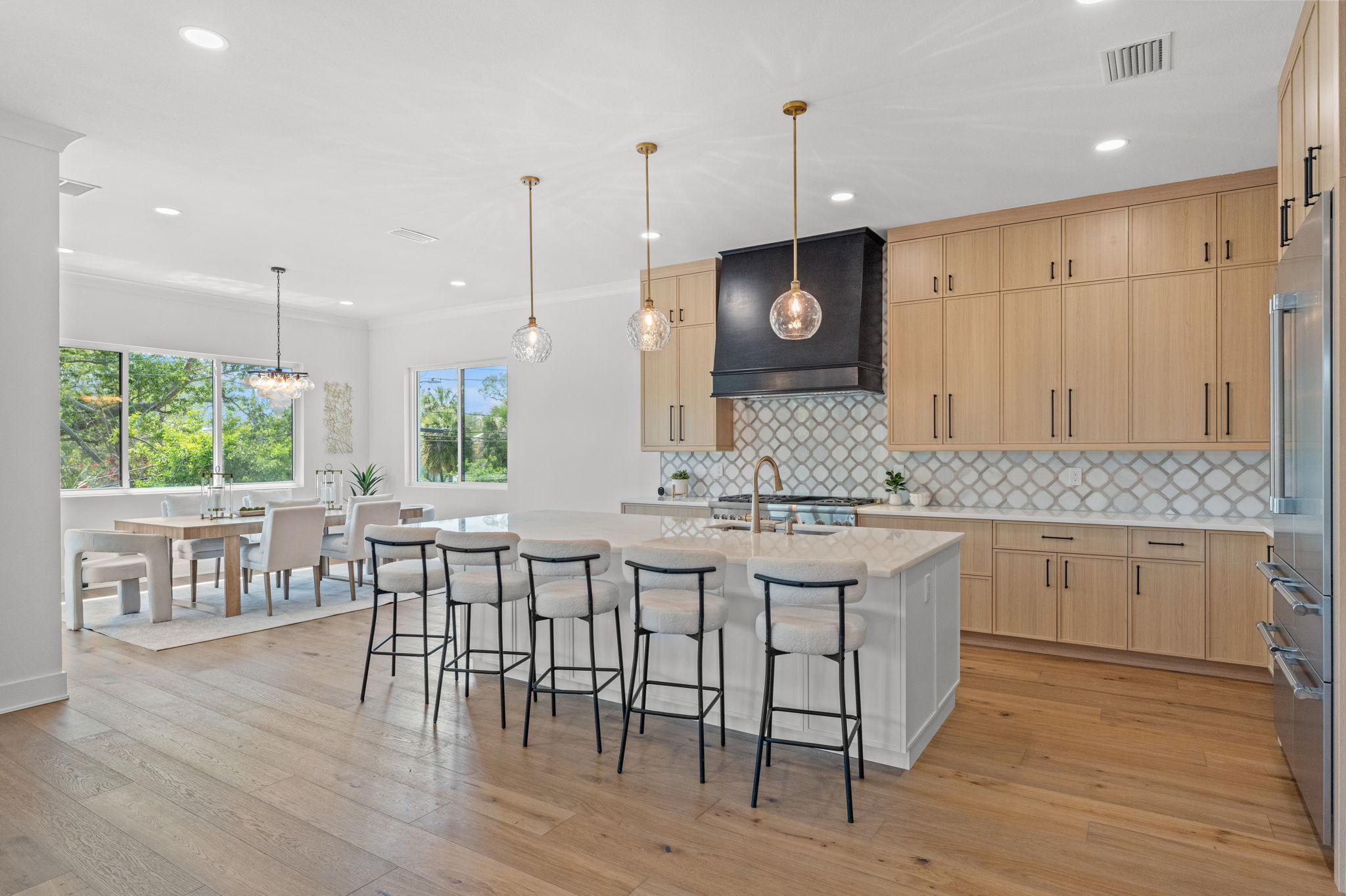 500 East Davis Boulevard Tampa, FL 33606 - Photo 9 of 36 a kitchen with center island table and chairs