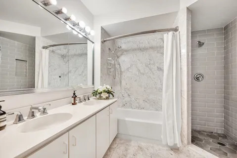 $849,000 | 403 East 62nd Street, Unit 9D | Lenox Hill