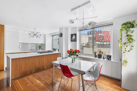 $1,275,000 | 61 West 62nd Street, Unit 16D | Upper West Side