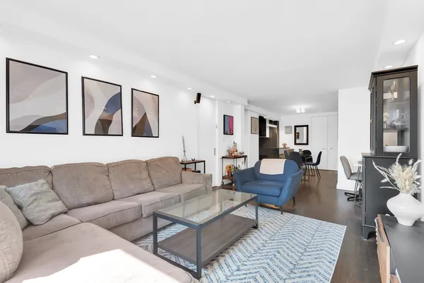 $7,200 | 165 Christopher Street, Unit 4Z | West Village