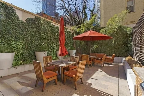 $1,985,000 | 250 East 53rd Street, Unit 1601 | Midtown East