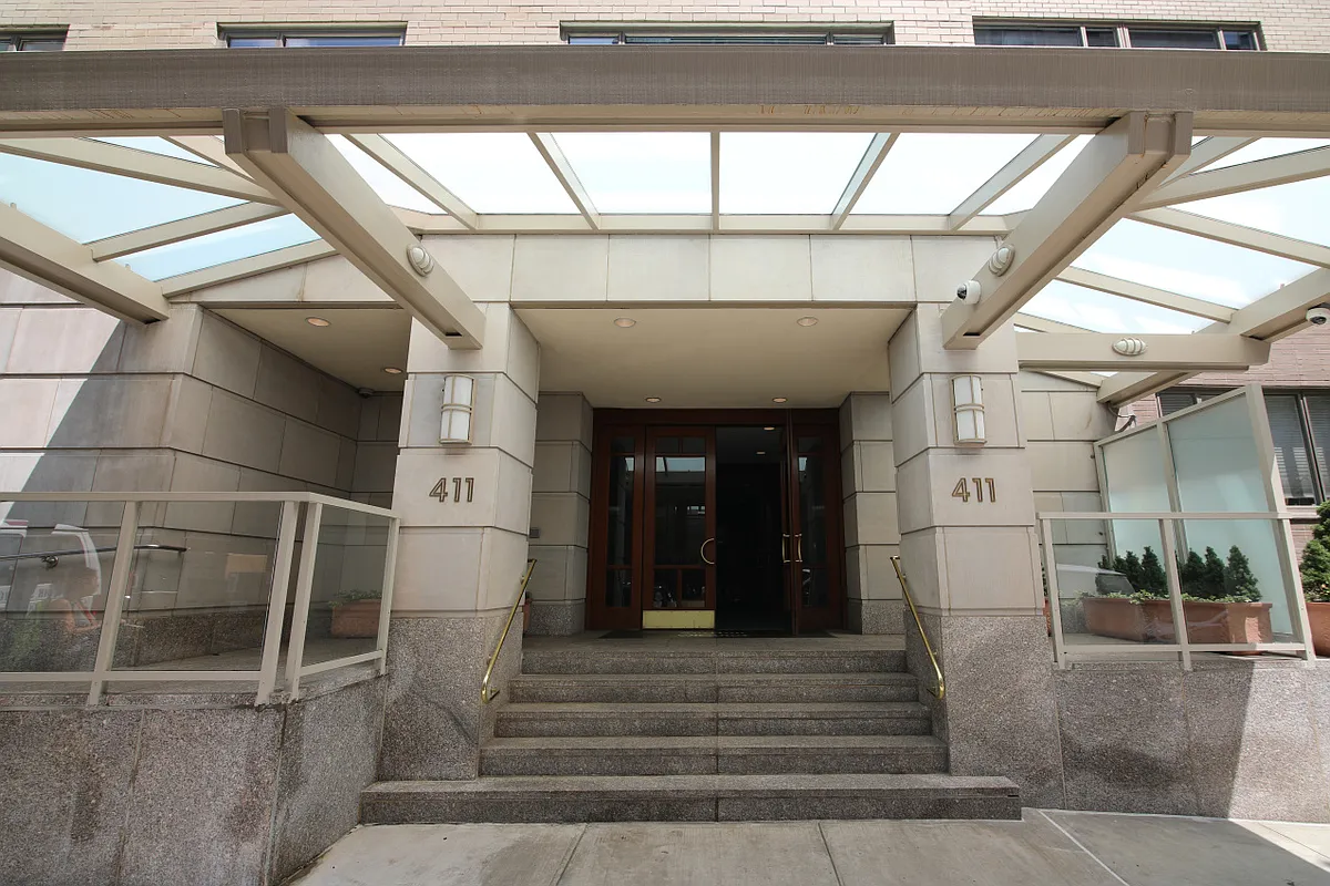 411 East 53rd Street, Unit 20A Manhattan, NY 10022 - Photo 11 of 12 a view of a entryway