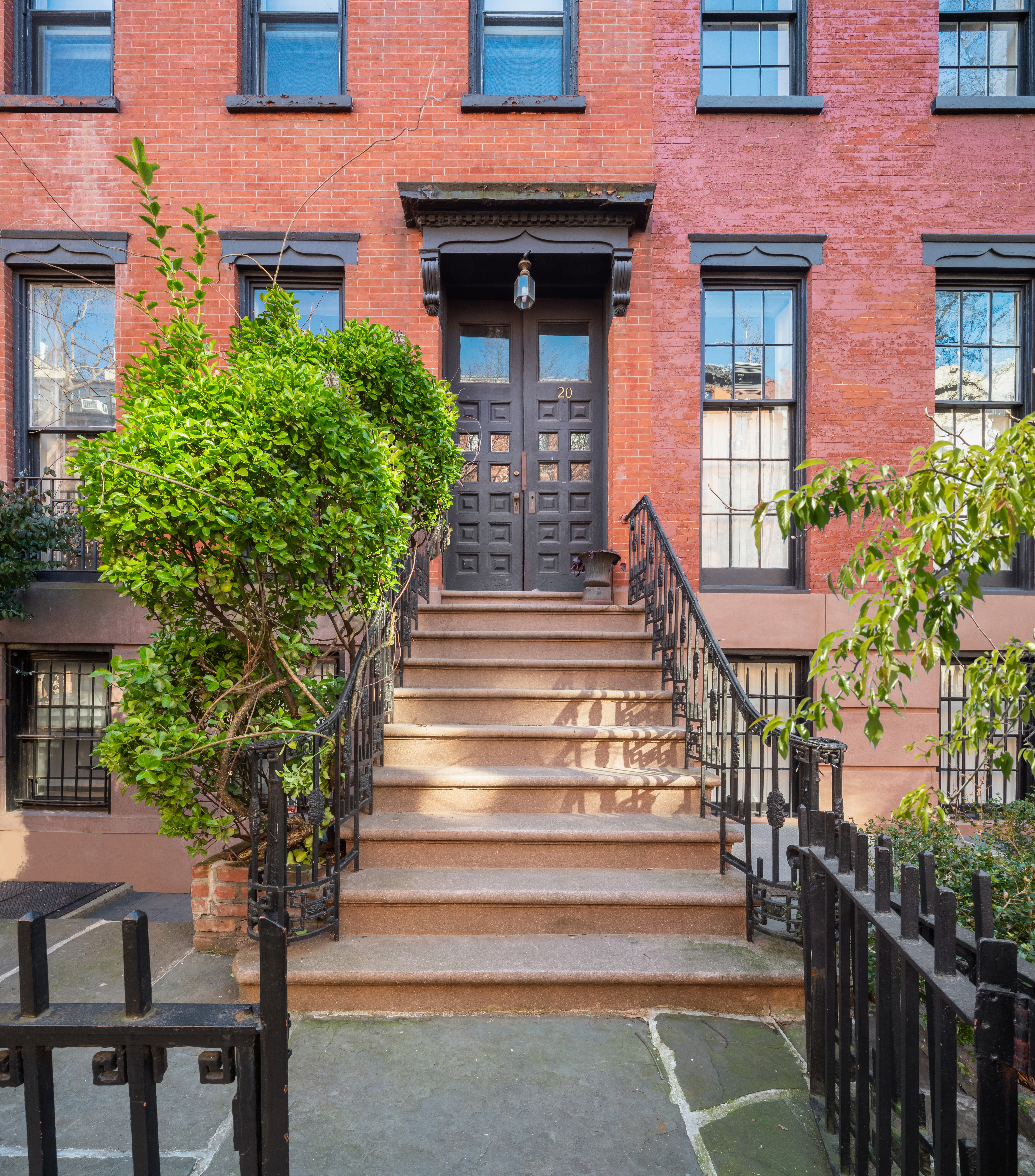 20 Bank Street Manhattan, NY 10014 - Photo 5 of 8 a front view of a house