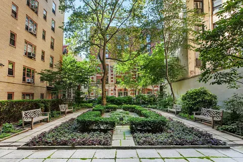 $720,000 | 235 East 22nd Street, Unit 7T | Gramercy