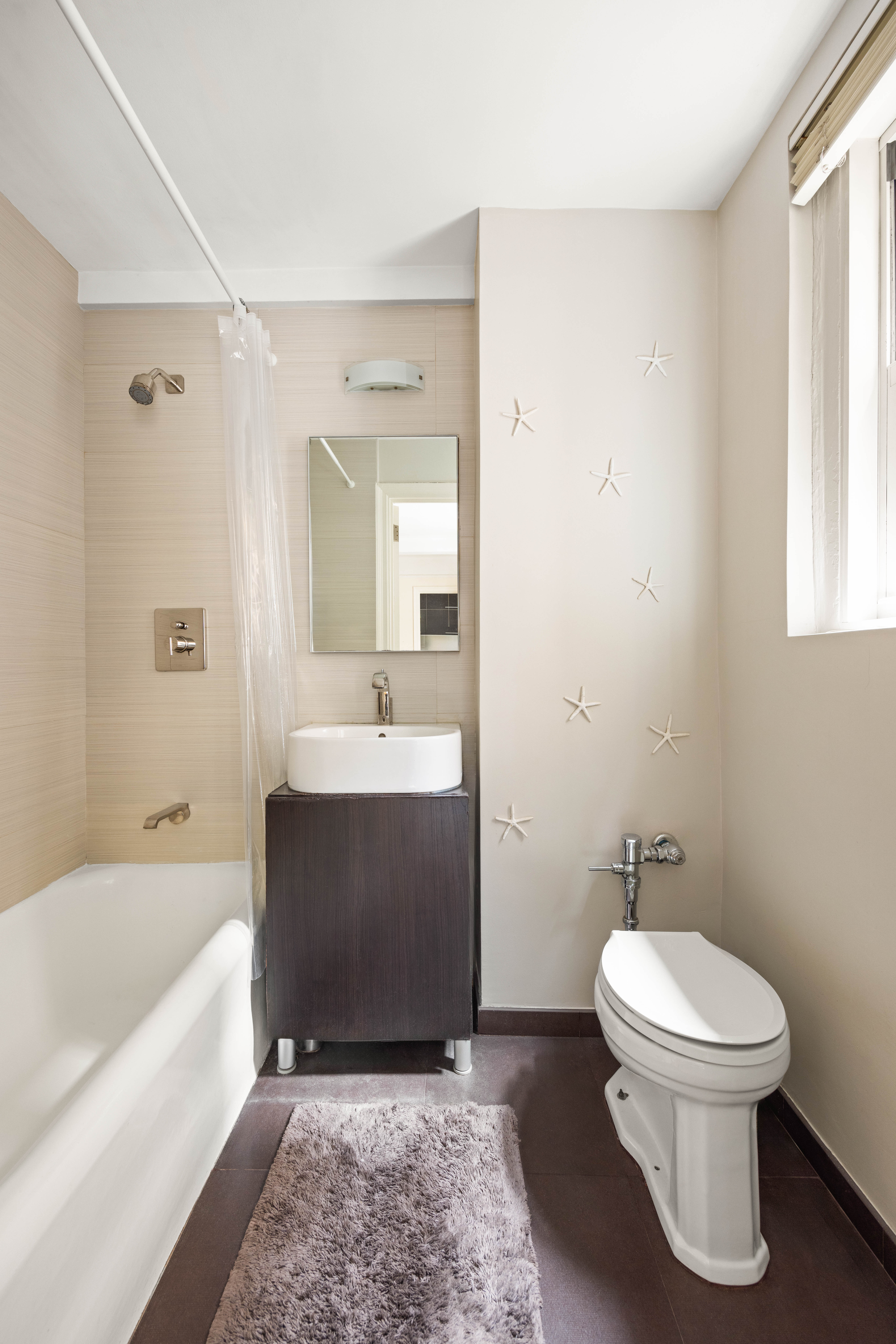 70 Remsen Street, Unit 4J Brooklyn, NY 11201 - Photo 5 of 8 a bathroom with a toilet a sink and bathtub
