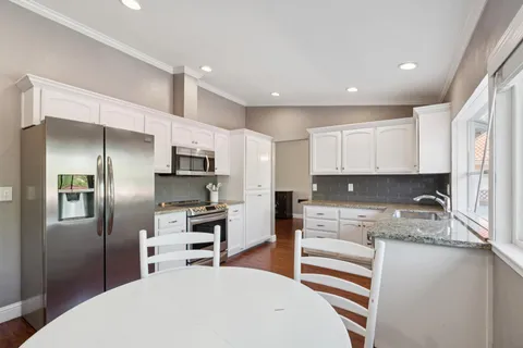 $1,049,000 | 112 Rose Petal Court, Petaluma, CA 94954