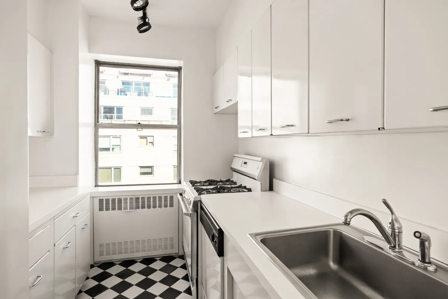 $825,000 | 45 Sutton Place South, Unit 20D | Sutton Place