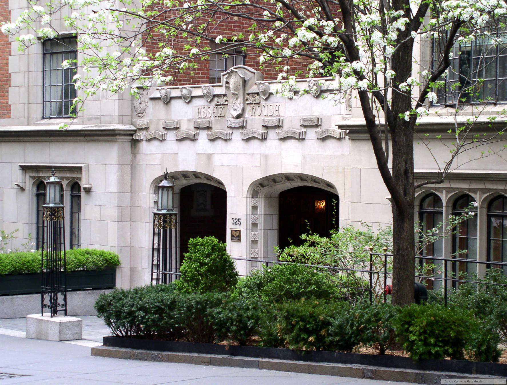 325 East 41st Street, Unit 605 Manhattan, NY 10017 - Photo 6 of 7 a front view of a house with plants and trees