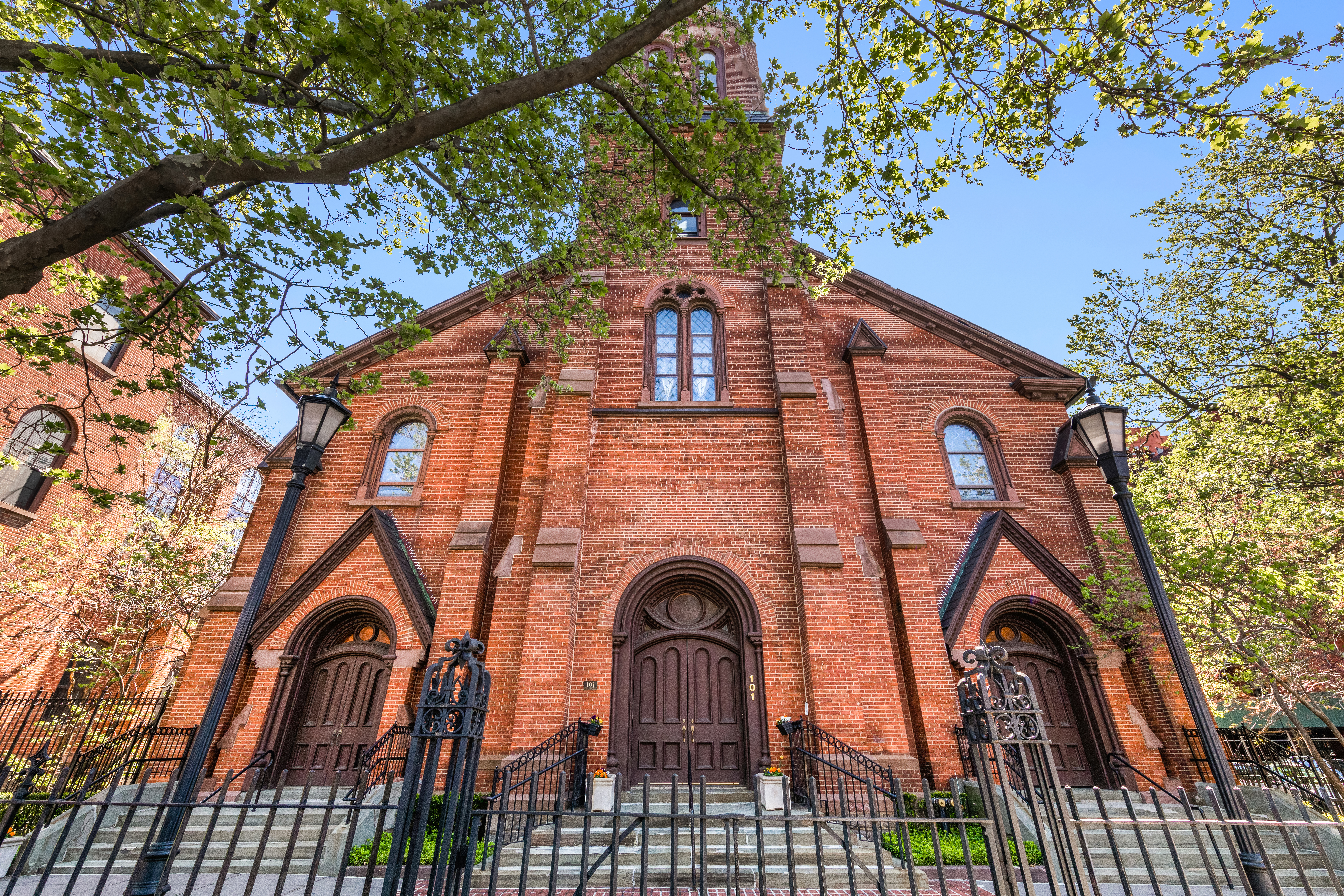 401 Hicks Street, Unit A3I Brooklyn, NY 11201 - Photo 15 of 16 a backyard of a house with lots of trees