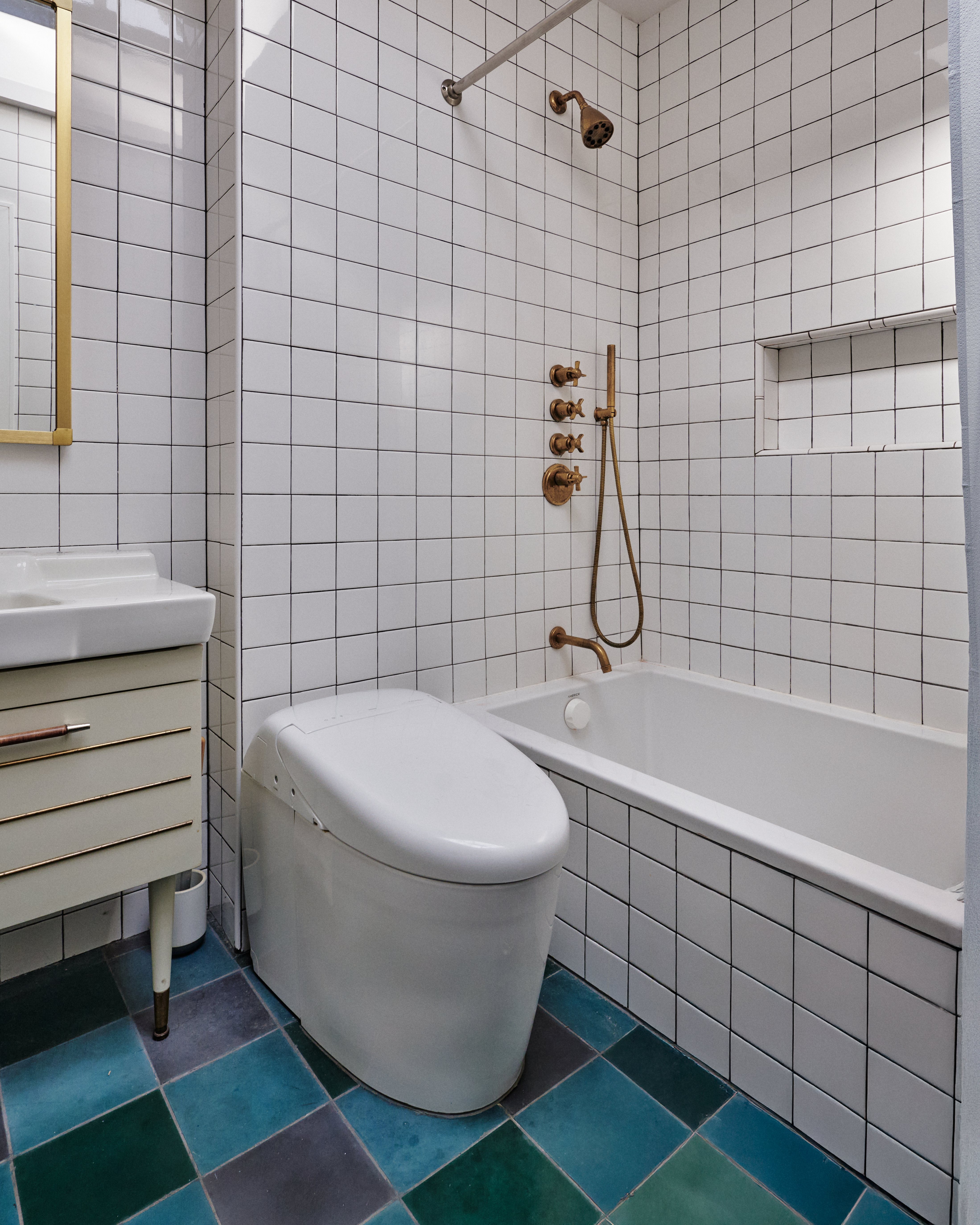 320 State Street, Unit 4 Brooklyn, NY 11201 - Photo 11 of 15 a bathroom with a sink and bathtub