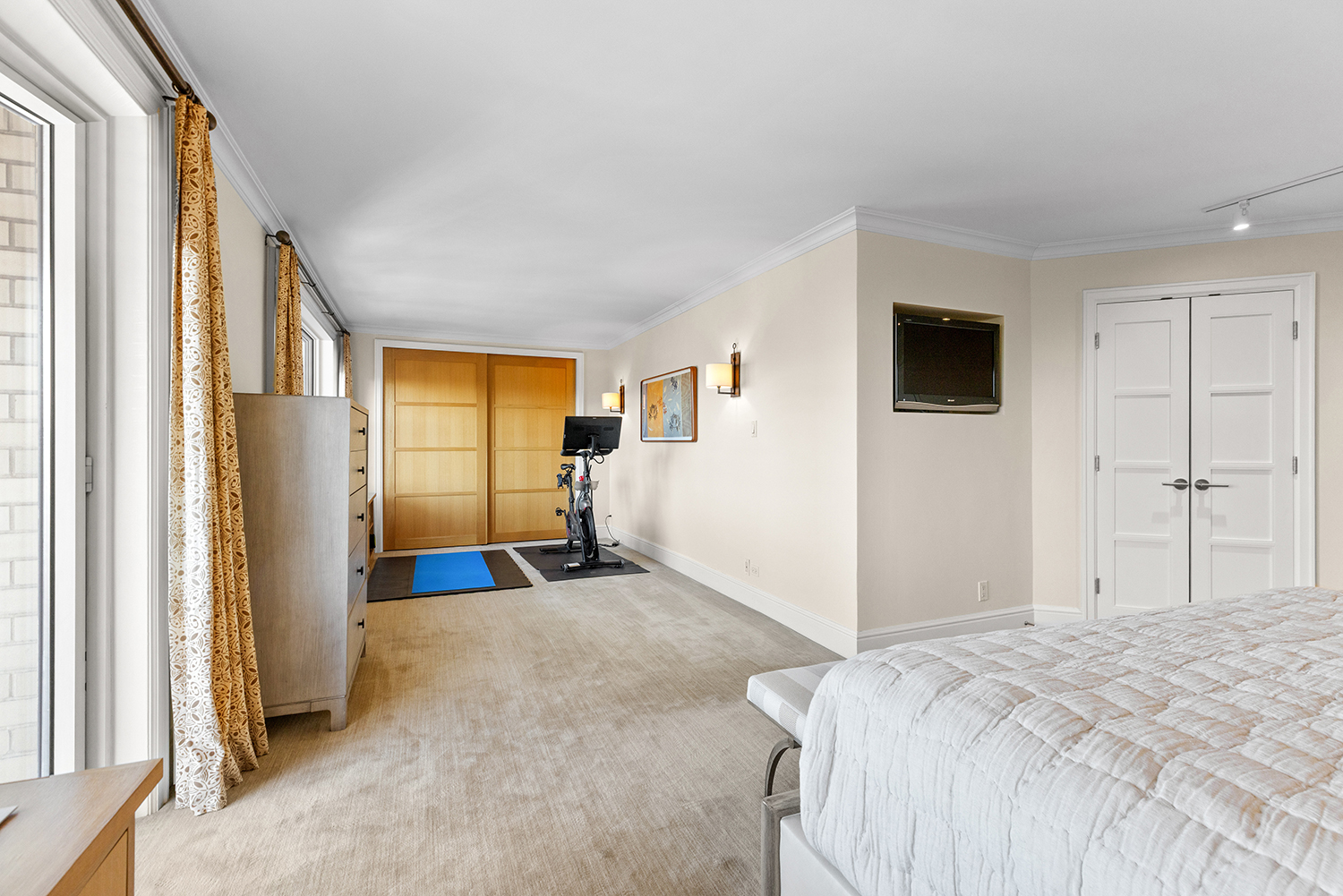 201 West 70th Street, Unit 29KL Manhattan, NY 10023 - Photo 10 of 20 a bedroom with a bed and a flat screen tv