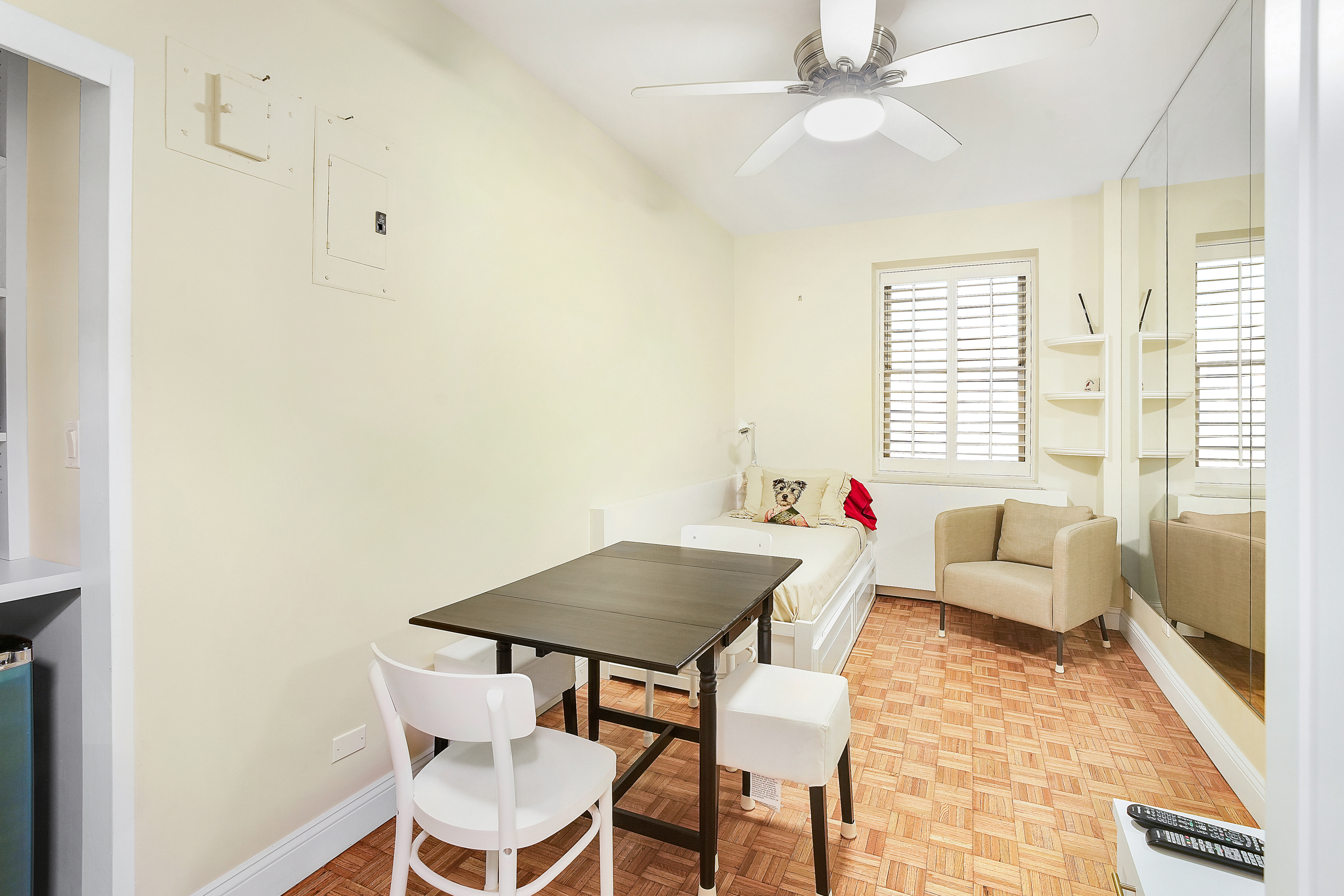 475 Park Avenue, Unit 3D5 Manhattan, NY 10022 - Photo 6 of 18 a living room with furniture and a table