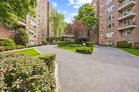 $585,000 | 3850 Hudson Manor Terrace, Unit 1EE/2EE | Riverdale