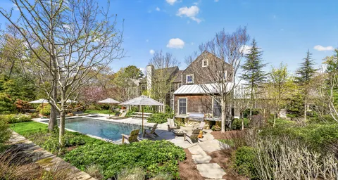 $7,500,000 | 102-2 2 Holes Water Road, East Hampton, NY 11937