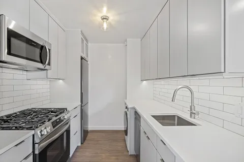 $899,000 | 166 East 61st Street, Unit 18E | Lenox Hill