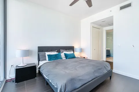 $975,000 | 200 Biscayne Blvd Way, Unit 4812, Miami, FL 33131