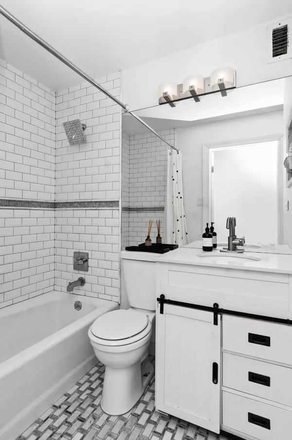 $4,200 | 222 West 14th Street, Unit 2M | West Village