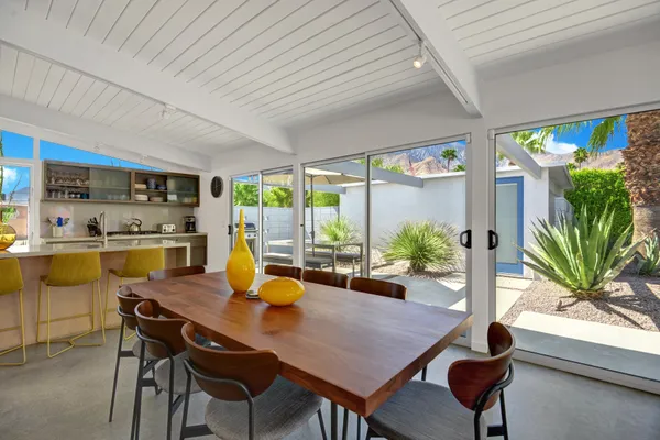 $1,075,000 | 406 East Desert Holly Circle, Palm Springs, CA 92262