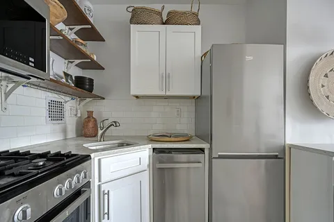 $440,000 | 300 East 74th Street, Unit 6D | Lenox Hill