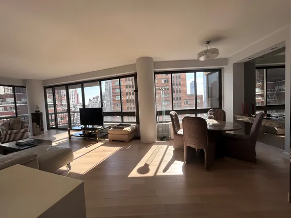 $1,695,000 | 167 East 61st Street, Unit 20E | Lenox Hill