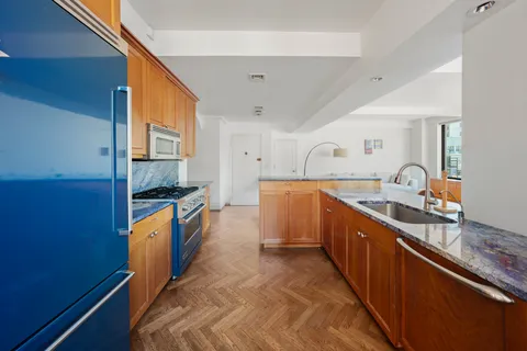 $2,600,000 | 177 East 77th Street, Unit PHC | Upper East Side